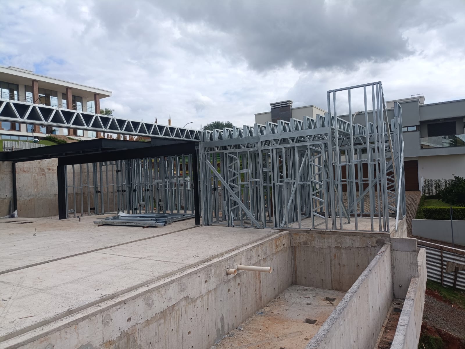 Obra híbrida em concreto armado e steel frame, detalhe 2