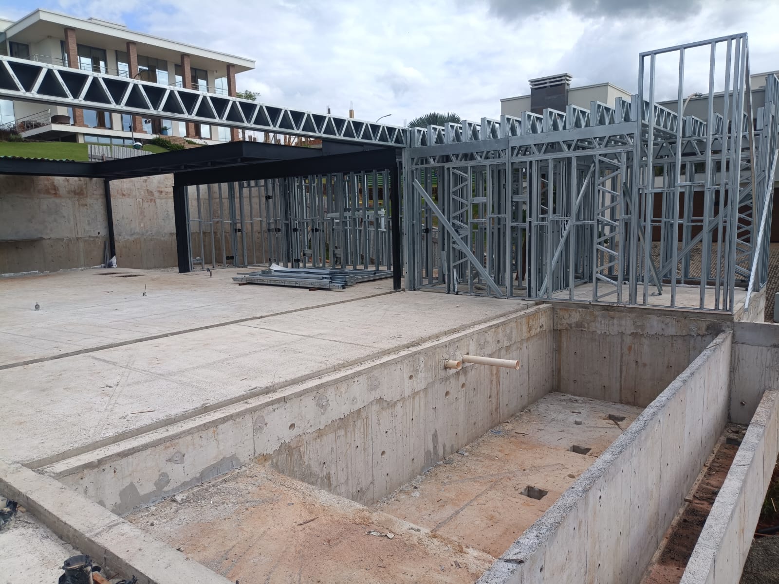 Obra híbrida em concreto armado e steel frame, detalhe 1